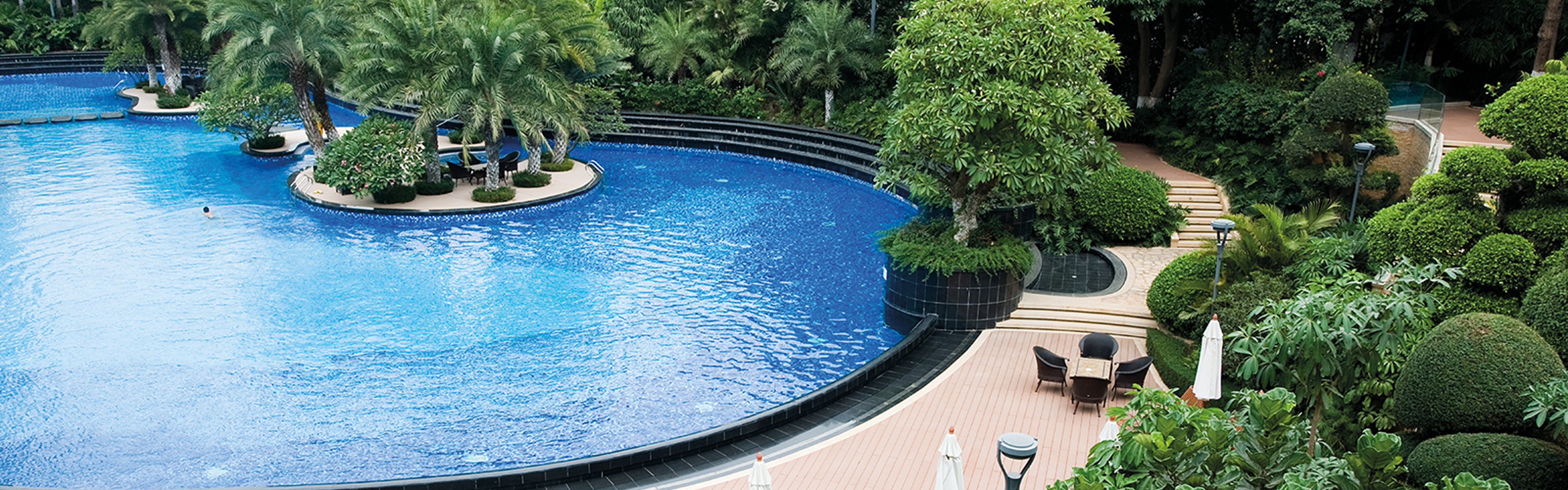 hotel-garden-&-pool-shutterstock_91946972.jpg