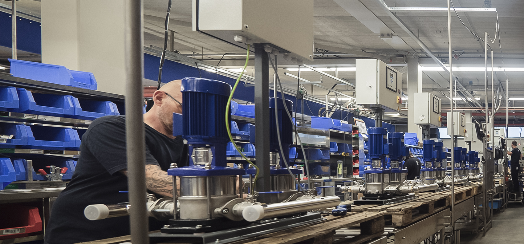 De fabriek om de hoek
